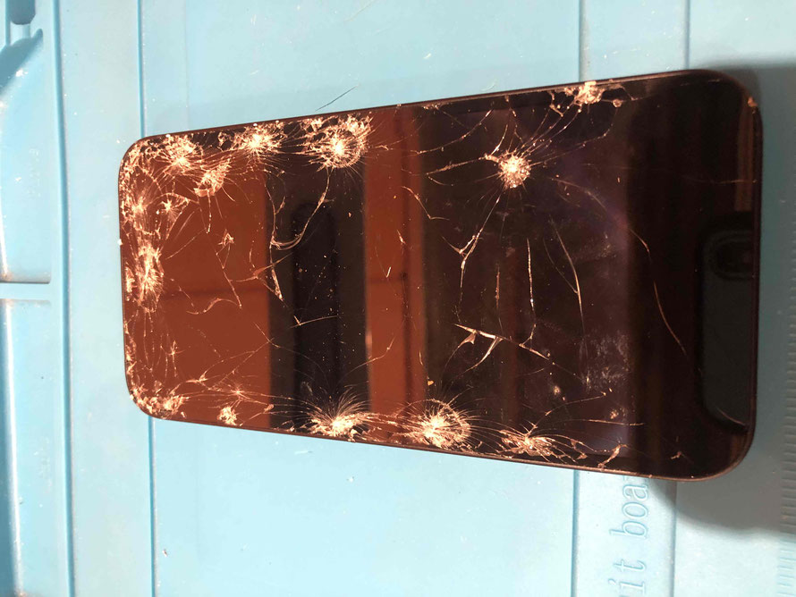 広島のiPhone修理店・ミスターアイフィクスでは、iPhone13のパネル交換をどこよりもお安く提供させていただいています。