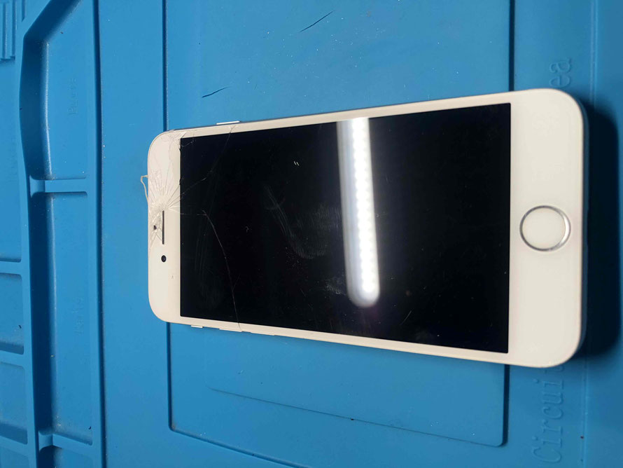 広島のiPhone修理店・ミスターアイフィクスでは、iPhone8のパネル割れ修理をどこよりもお安く提供させていただいています。