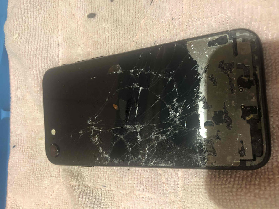 広島のiPhone修理店・ミスターアイフィクスでは、iPhoneSE2のバックパネル割れ交換をどこよりもお安く提供させていただいています。