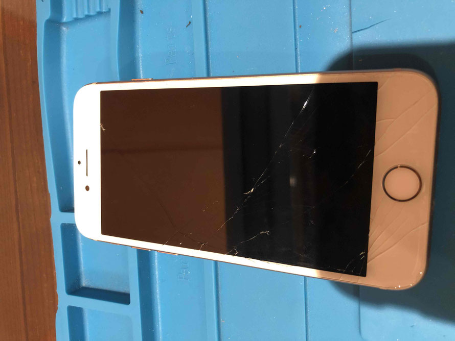 広島のiPhone修理店・ミスターアイフィクスでは、iPhone8のパネル割れ修理をどこよりもお安く提供させていただいています。