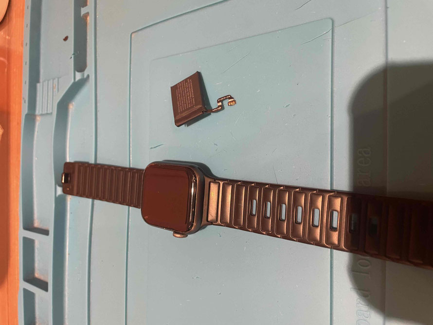 広島のiPhone修理店・ミスターアイフィクスでは、AppleWatchのバッテリー交換をどこよりもお安く提供させていただいています。