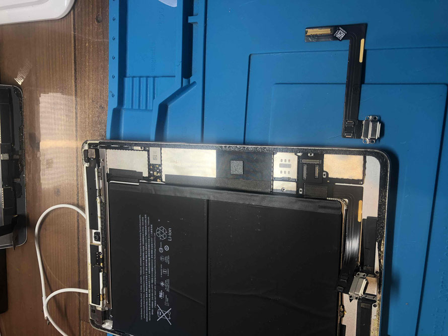 広島のiPhone修理店・ミスターアイフィクスでは、iPadAir2のドックコネクター交換をどこよりもお安く提供させていただいています。