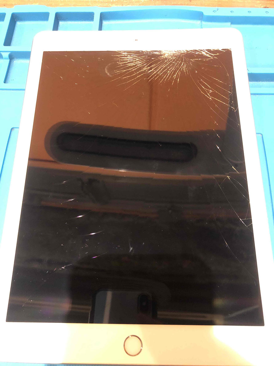 広島のiPhone修理店・ミスターアイフィクスでは、iPad6のパネル割れ交換交換をどこよりもお安く提供させていただいています。