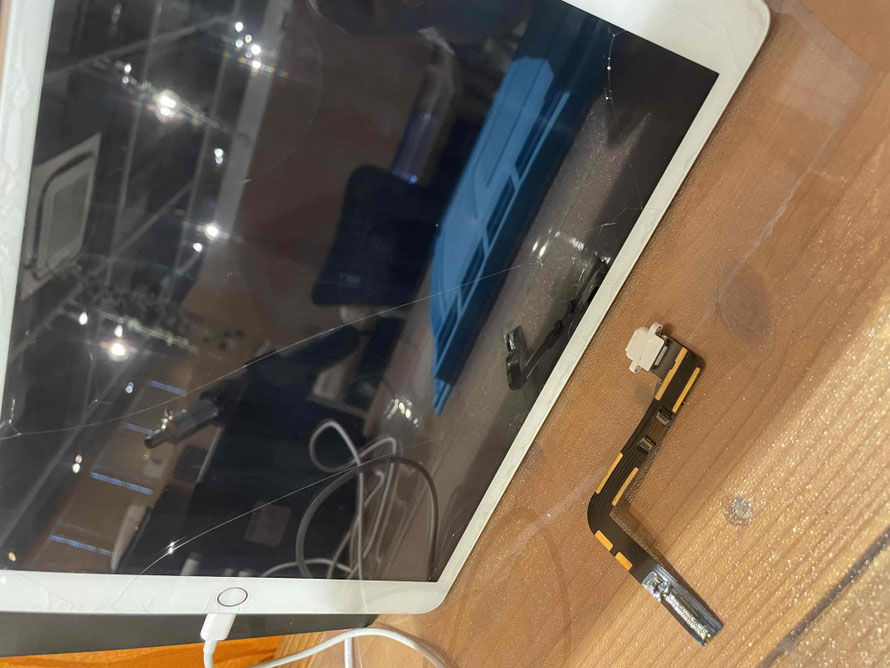 広島のiPhone修理店・ミスターアイフィクスでは、iPad8のドックコネクター交換をどこよりもお安く提供させていただいています。