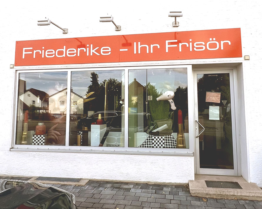 Friederike – Ihr Frisör in Dingolfing. Unsere kostenfreien Kundenparkplätze befinden sich direkt vor unserem Salon.