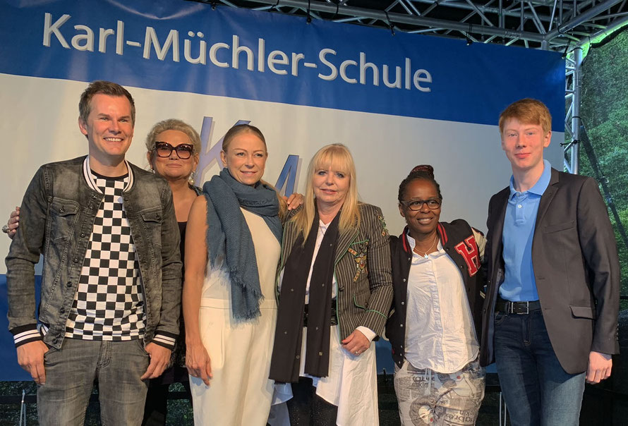 Malte Arkona, Lilo von Kiesenwetter, Jenny Elvers, Barbara Kulke, Shary Reeves, Frederik Pelster (v.l.), Zaubern, Magic Freddi, Zauberer, Magie, Magic, Zaubershow, Karl-Müchler-Schule - Sommerfest 2019, Kinder, Schüler, Abitur