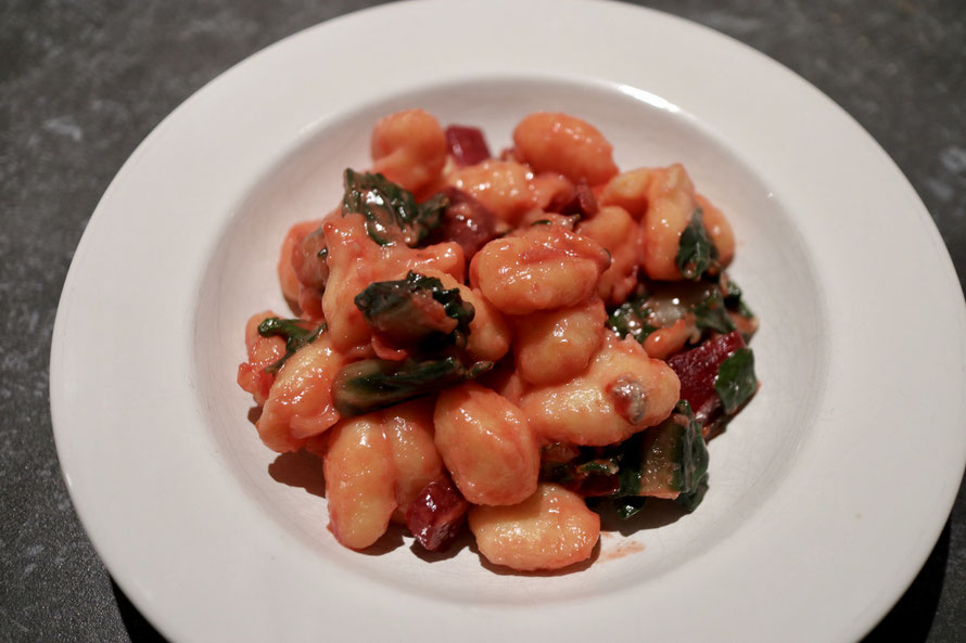 Gnocchi mit Rote Beete, Mangold und Gorgonzola