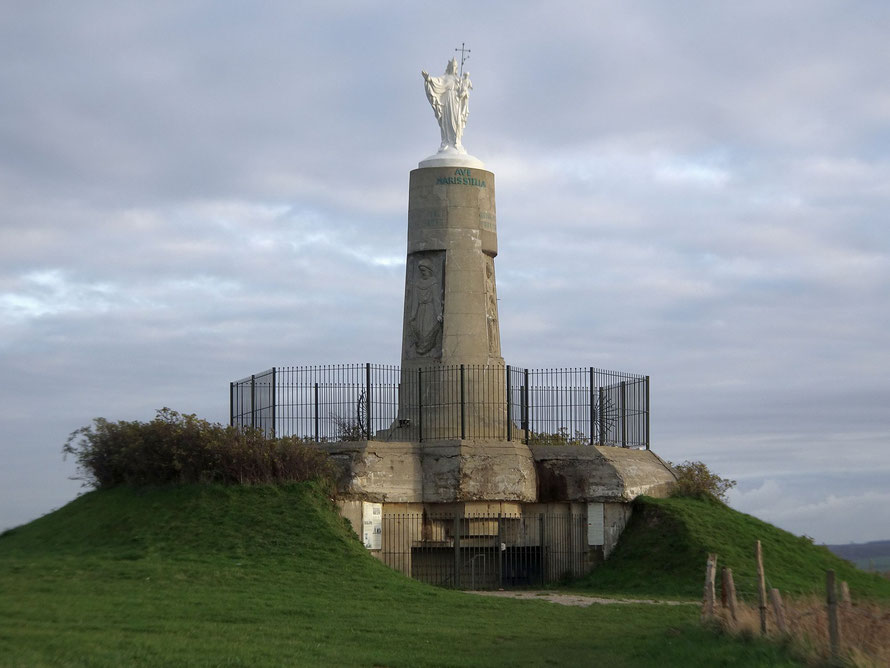 La statue face à la mer, sur la falaise