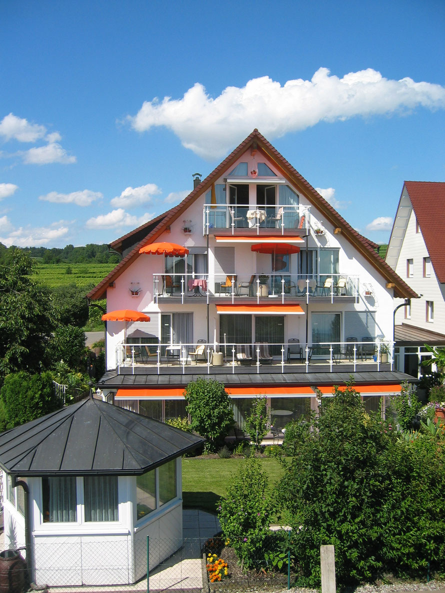 Bild: Ferienwohnungen in Hagnau am Bodensee mit Traumseeblick.