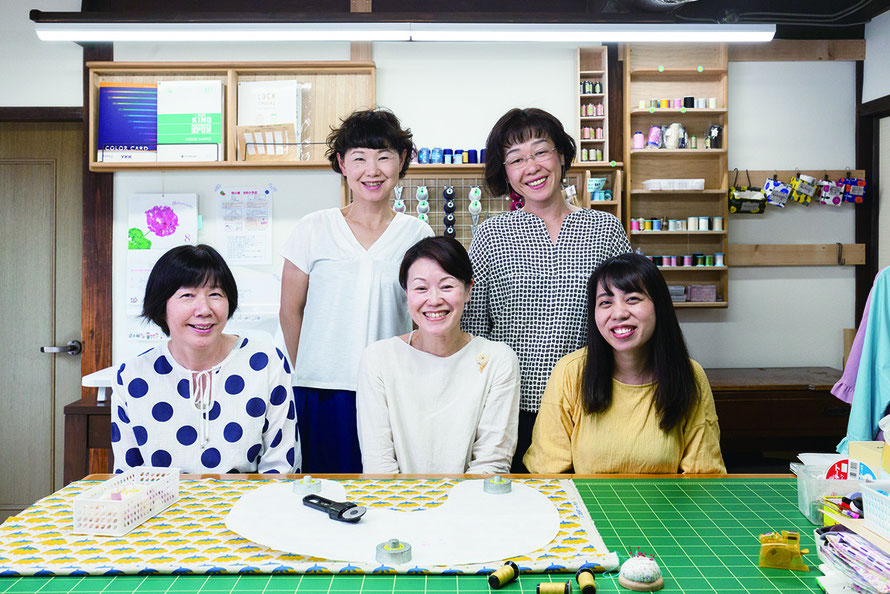母の家のスタッフ5人。この1年、頑張ってきました。今後も、たくさんの母子のために頑張ります!