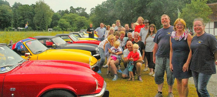 Regenbogen aus Stahlblech: Links stehen die "Spitfire" aller Farben und Baujahre, rechts ihre stolzen Besitzer. Campingplatzbetreiberin Annette Auster-Müller (2. v. r.) freut sich mit den Organisatoren Anja Büscher (r.) und Rainer Dickmeier (3. v. r.) übe