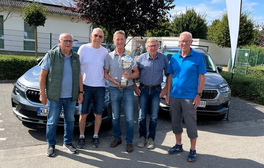 Die Sieger und Ausrichter des Turniers: Von links nach rechts: Organisator Wilfried Krause, Karl Heinz Loeper (2.). Turniersieger Bernhard Loskamp, Willi Overkamp (3.) und Organisator Bernd Winkelmann