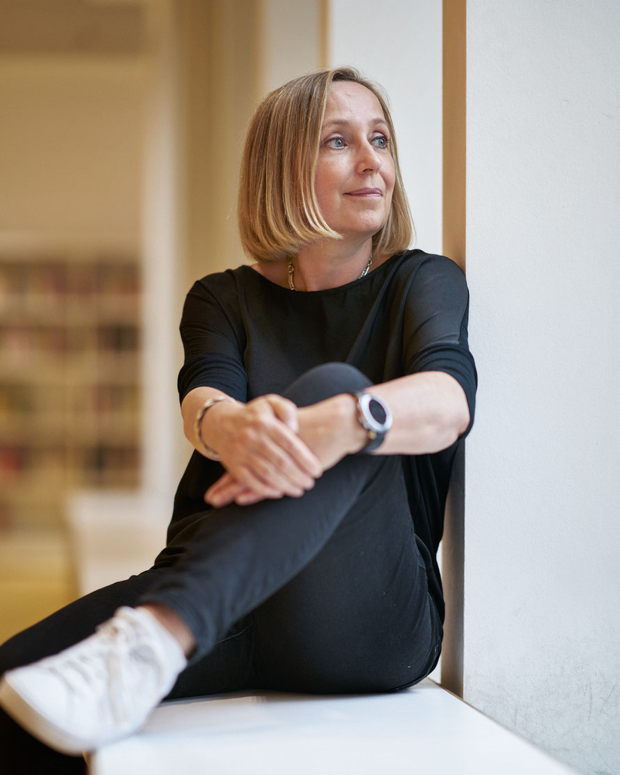 Ella Dälken sitzend in der Zentralbibliothek Düsseldorf