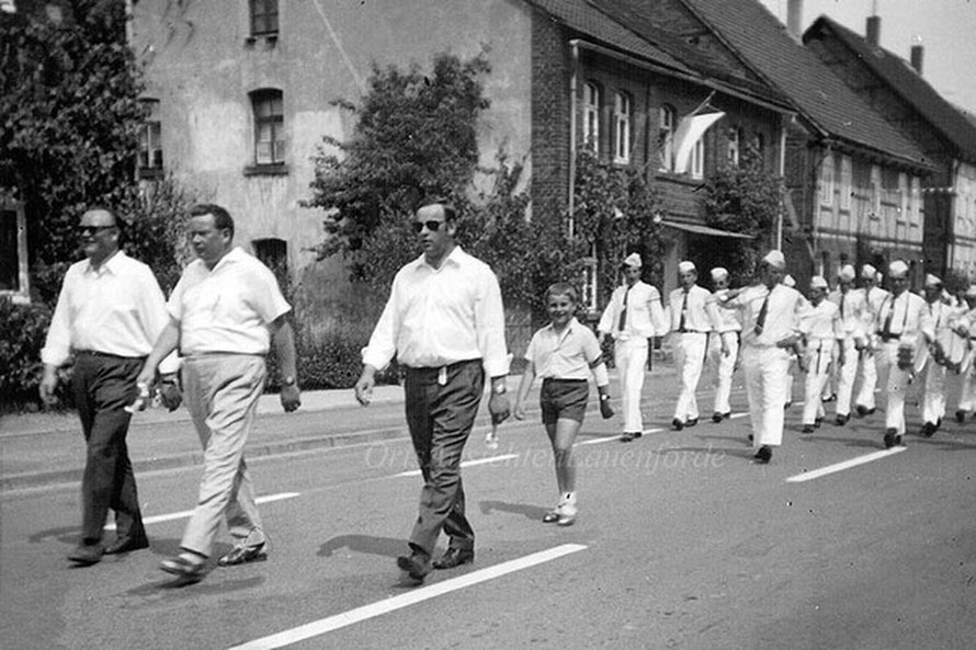 Vorne v.l. Günthe Strinz, Hans-Jochen Henke und Uwe Lotz (jüngerer Sohn von Albert Lotz)