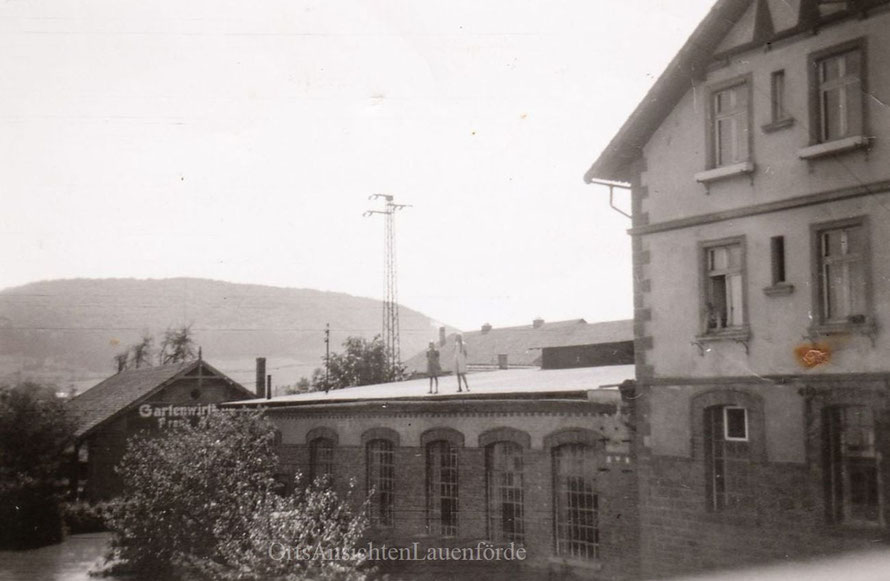 Beverungen 1943:  Kinder auf dem Dach des E-Werks