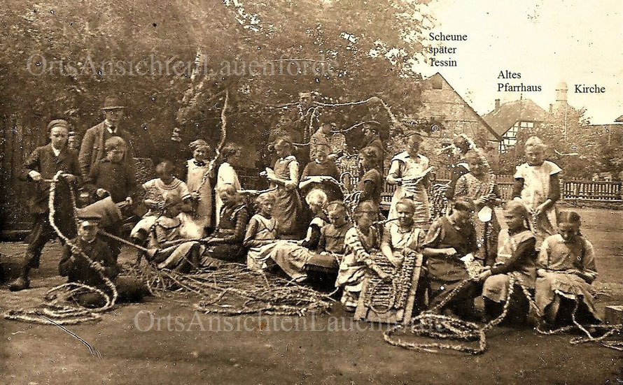 Girlanden flechten 1931 auf dem Schulhof mit Lehrer Könecke