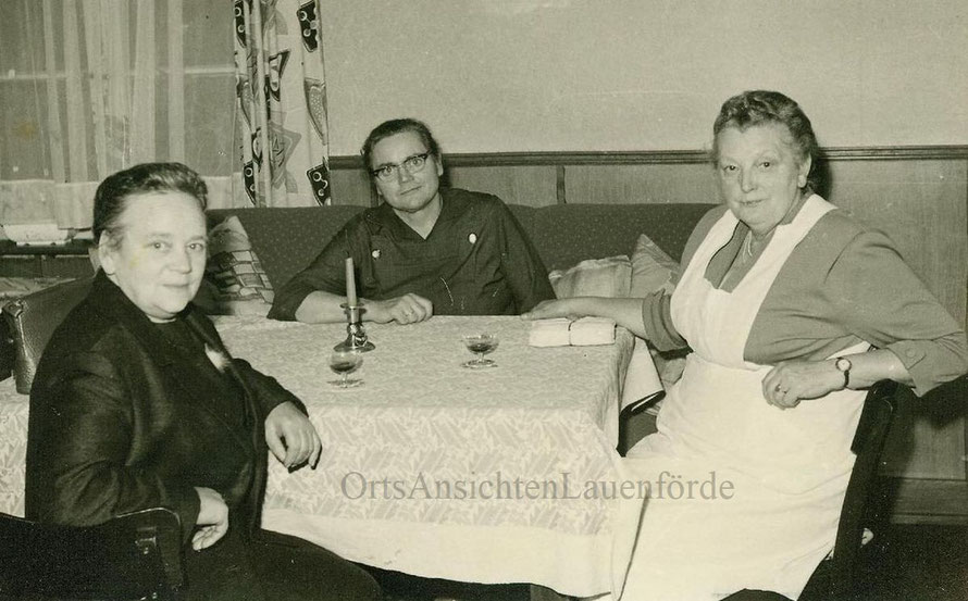 Damen des DRK 1960. Das Likörchen steht auf dem Tisch. 