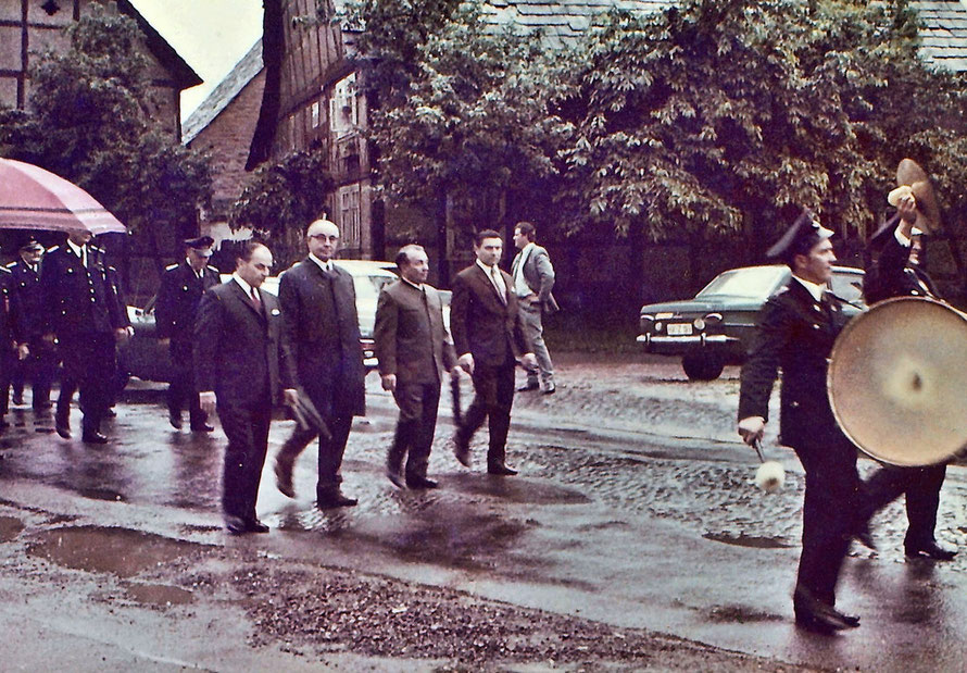 Feuerwehrfest 19?? v.l. Gemeindedirektor Otto Kappmeier, Landrat Erwin Schmidt, Bürgermeister August Brinkmeier und Beigeordneter Richard Klamt.