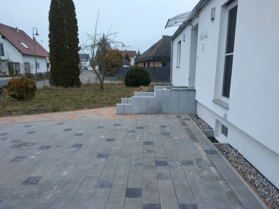 Betonpflastersteine Hofeinfahrt mit Treppe aus Granit mit Drän Rohr 