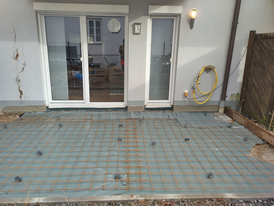 Bodenplatte auf Beton für die Terrasse, mit Keramik Platten