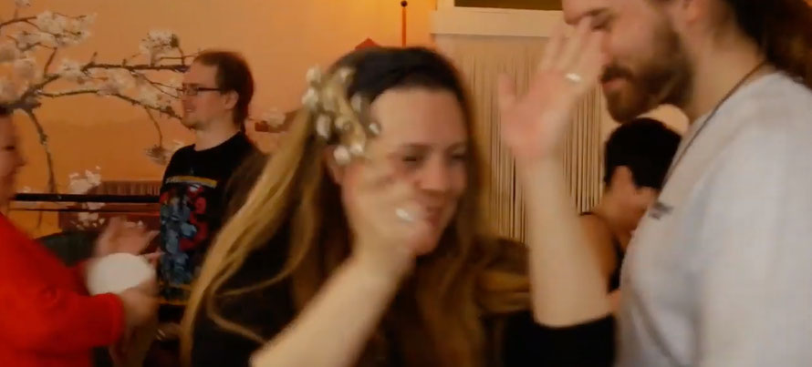 mit viel Spass und Freude musizieren, tanzen, lachen, singen