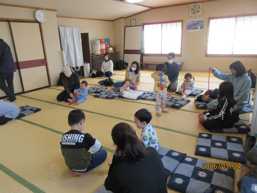 わらべうたは、大人と子どもの触れ合いができます。親子の信頼関係、人と人が心を通わす土台づくり、気持が行ったり来たりするコミュニケーションの遊びです