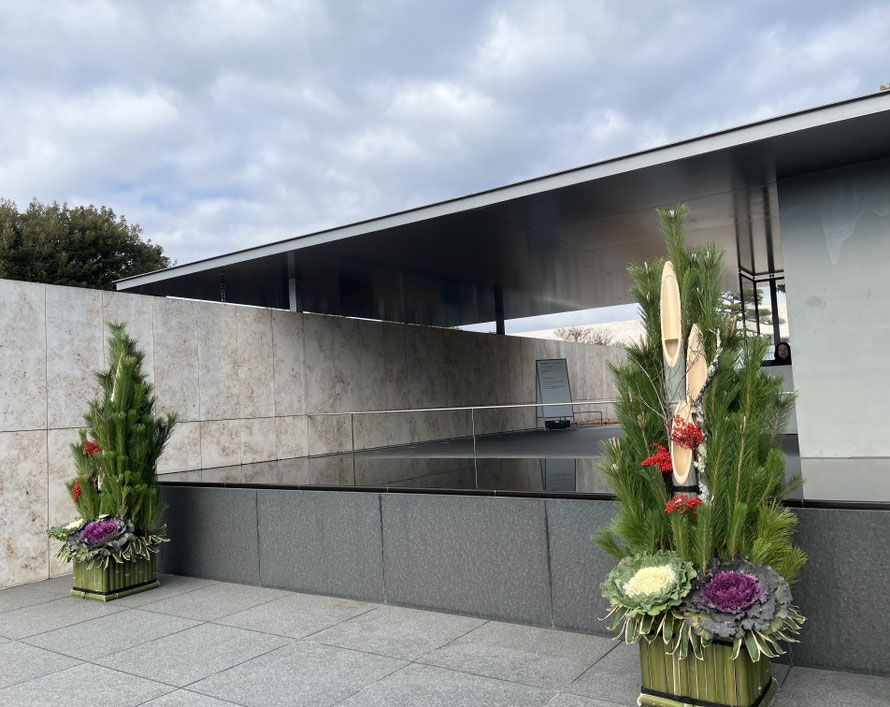 ー京都国立博物館 公式ページよりー 考古学資料から、染織品、陶磁器といった工芸品、彫刻、絵画、書跡まで15,000件以上にのぼります。国宝・重要文化財も数多く、誰もが一度は本や教科書で目にしたことがあるような有名作品も多数あります。
