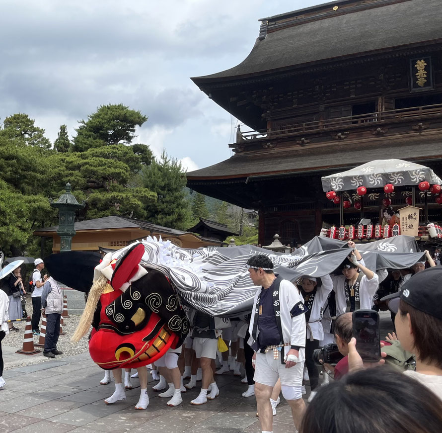 わらべうたに 「♪おししのこは うまれておちると あたまをふる でんでんでん」という唄があります。以前、小林衛巳子先生に教えて頂きました。確か、託児しているときに撮影協力してもらった動画があるはず。ごそごそ引っ張り出してきました。もう10年以上前になります。今ごろ勉学に励んでいるだろうか、どうしているかな?可愛かった♪ 懐かしいです
