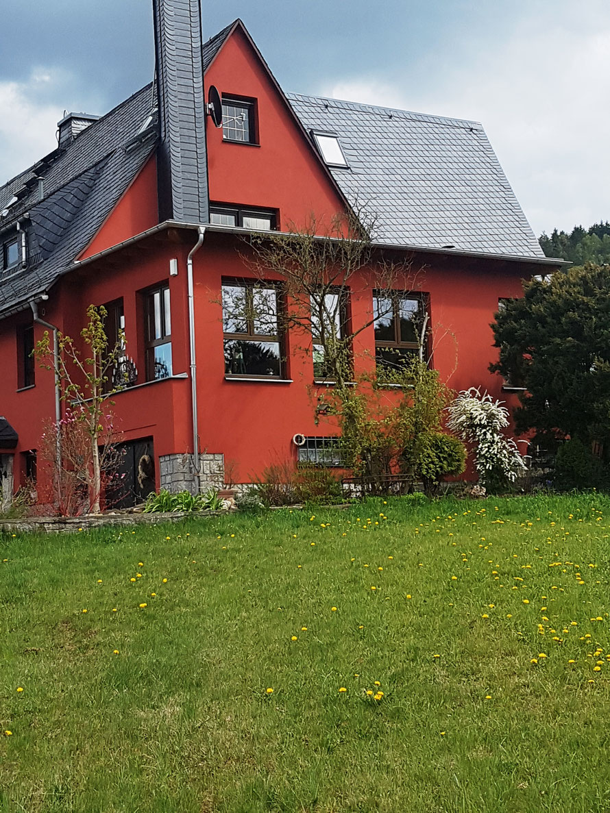 Rotes Haus mit Ferienwohnung
