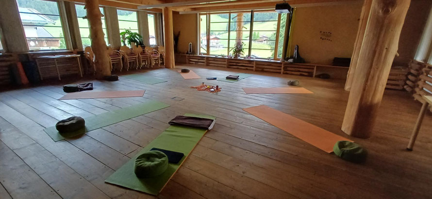 Schneeschuh-Wandergruppe beim Yoga in den Bergen