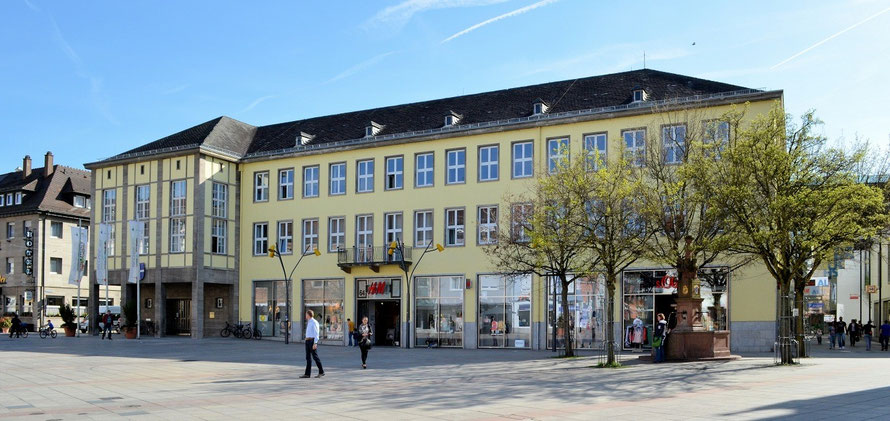 Spaziergang durch Bruchsal: Das Rathaus | Foto (c) Dieter Müller. Das Rathaus wurde Mitte der 50er Jahre neu errichtet - an der Stelle des barocken Rathauses, das am 1. März 1945 durch einen Fliegerangriff zerstört wurde - wie praktisch die ganze Stadt.