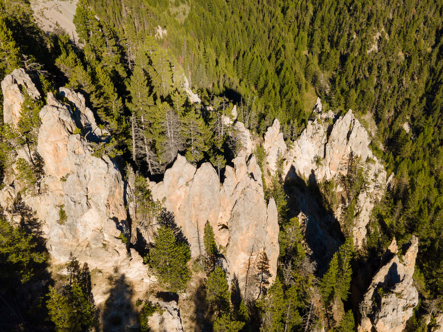 Les formations rocheuses qui surplombent la vallée sont parfois étonnantes, rappelant les cheminées de fée de Bryce Canyon, Utah