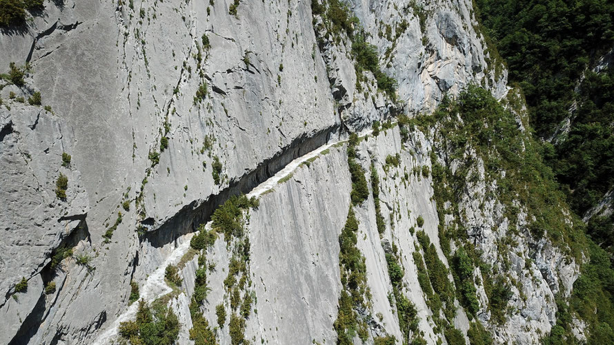 Une balade, et un sentier insolite. Vertige assuré !