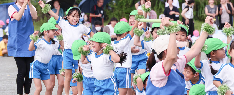 運動会の対抗リレーで勝って喜ぶ子どもたち