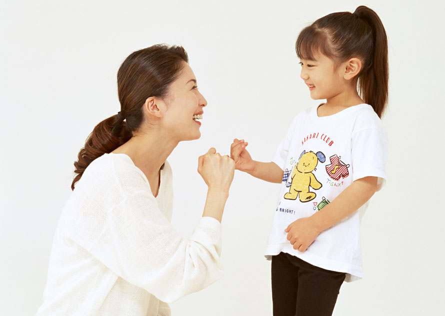 指切りをしているお母さんと女の子