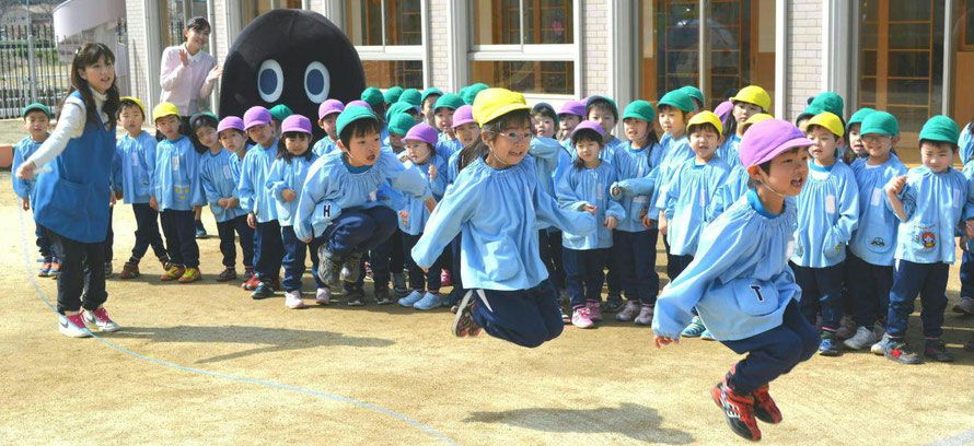 大縄跳びをする子どもたち