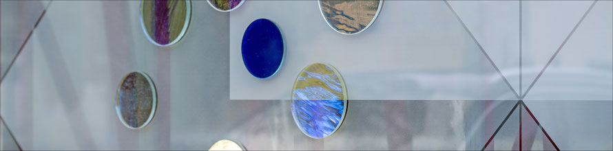 Das Westfenster ist Teil des Gesamtensembles der 2021 konzipierten Kunstglasfenster   (Werkstattfoto: Jan Peters)