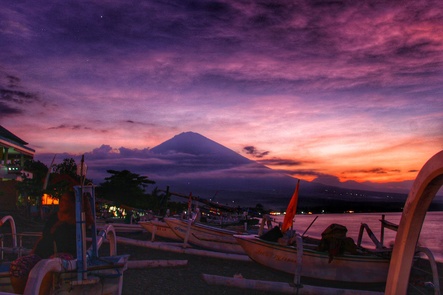 HDR-Langzeitbelichtung des Mount Batur auf Bali, als wir am Strand saßen und zu Abendbrot aßen