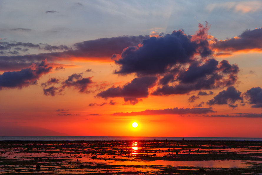 Sonnenuntergang auf Gili T, links leicht zu sehen: Bali