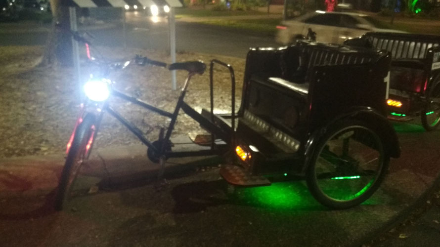 Zwei Pedicabs warten auf Kundschaft (schlechtester Schnappschuss der Welt)