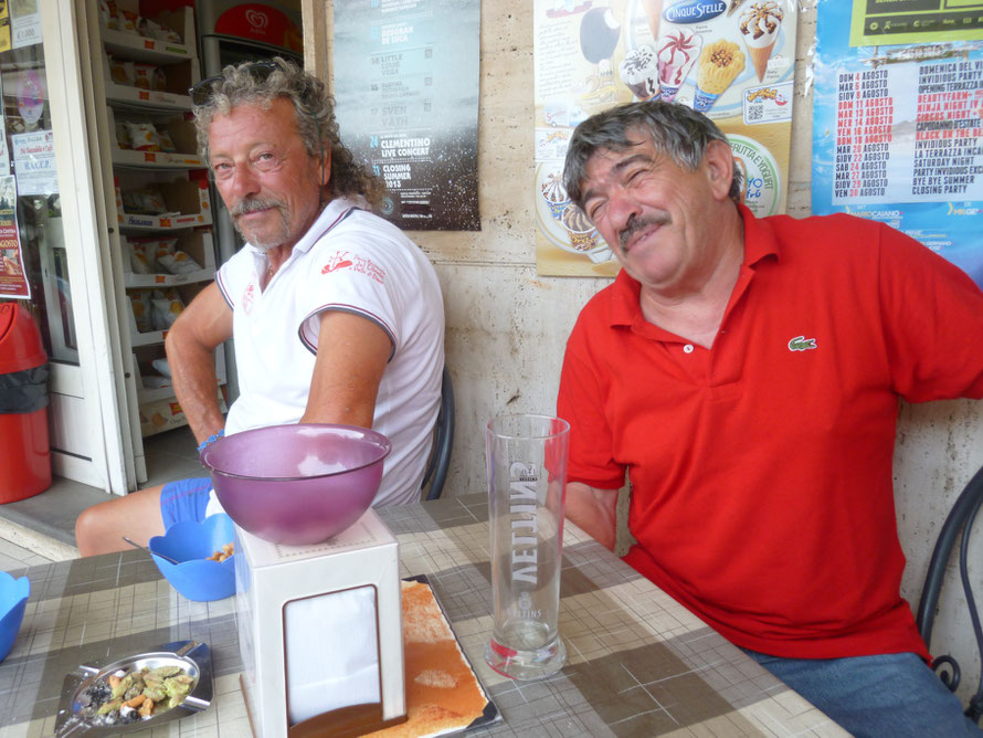 Die Leute im Cilento sind einfach und herzlich. Fuer einen Trätsch ist immer Zeit.