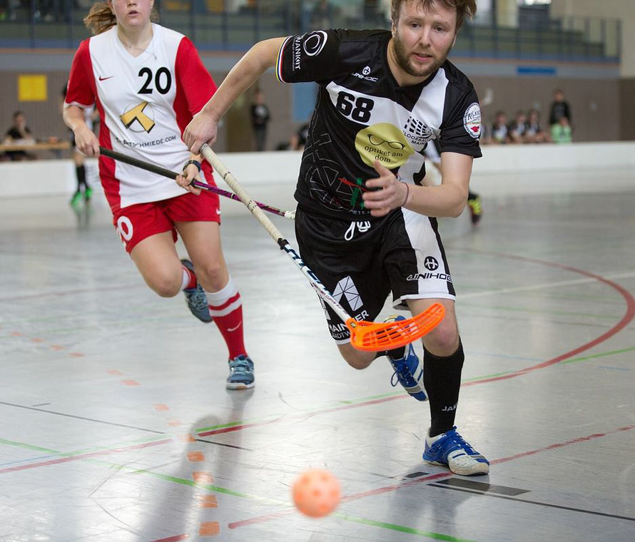 Floorball Mainz unterliegt Floorball Butzbach nach hartem Kampf. Dabei helfen Ailaike, Optiker am Dom und die Mainzer Stadtwerke AG.