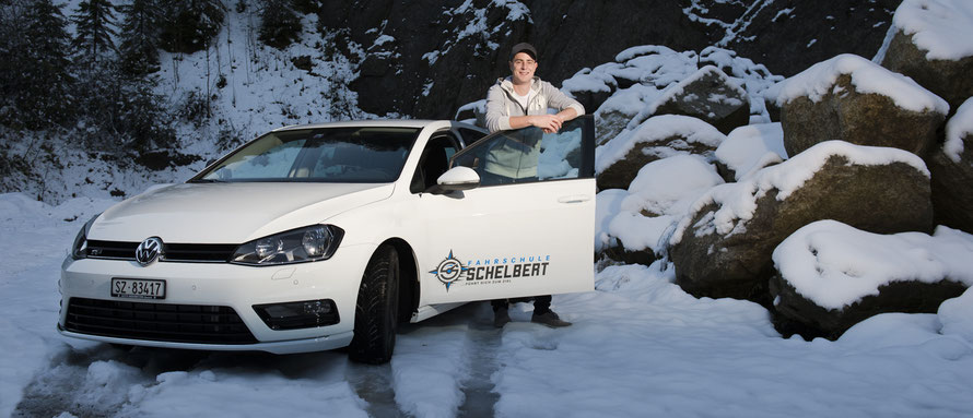 Fahrschule Schelbert mit Luca Schelbert und seinem Auto VW Golf 2.0 TDI R-Line