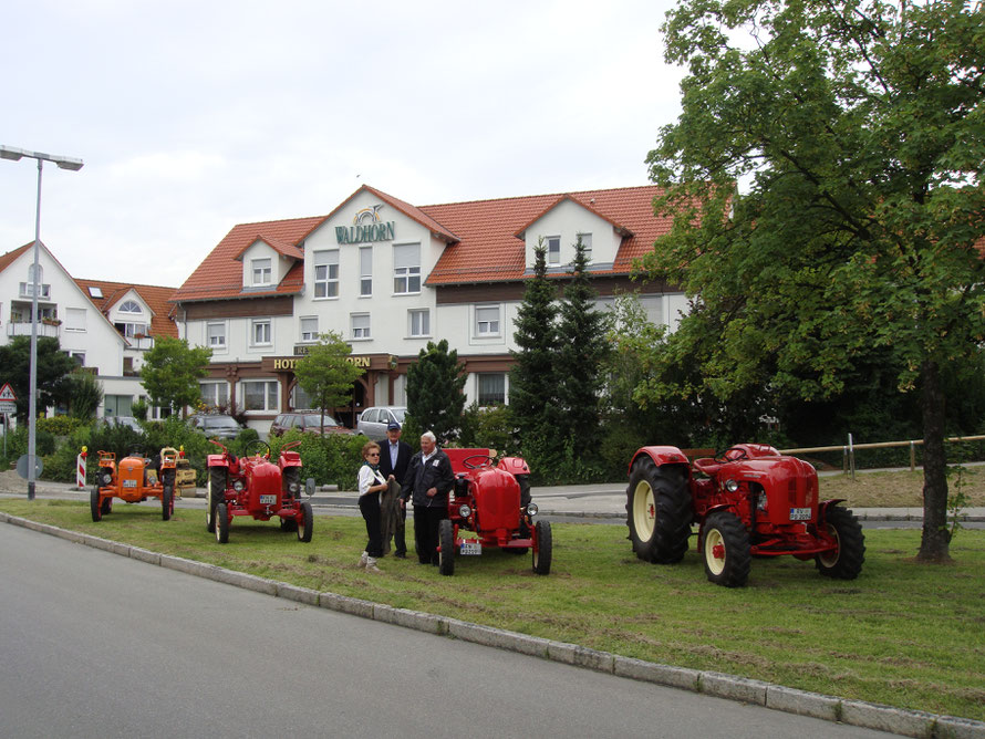 2009: Vor dem Waldhorn in Manzell (Im Bild Annemarie und Josef Meschenmoser, in der Mitte Paul Hensler)