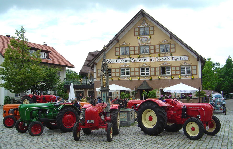 Porsche Traktor Treffen auf dem Dorfplatz in Eglofs