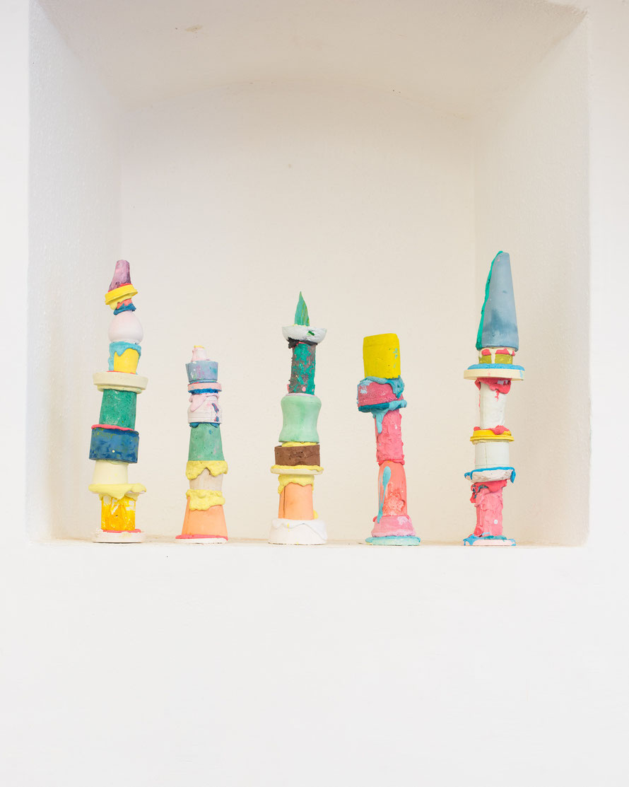 Hometotem series, 2014, pigmented plaster, dimensionvariable, show view bei "Im Ersten", April 2014, Vienna Foto: Matthias Aschauer