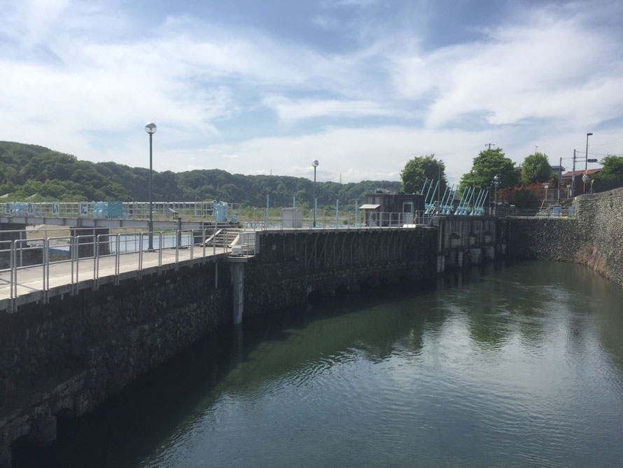 From Tama River to Tamgawajosui Aqueduct canal waterway at Hamura Syusuiseki Tokyo Hamura historical tourist spot TAMA Tourism Promotion - Visit Tama　多摩川から玉川上水へ　羽村取水堰　東京都羽村市　歴史　観光　スポット　多摩観光振興会