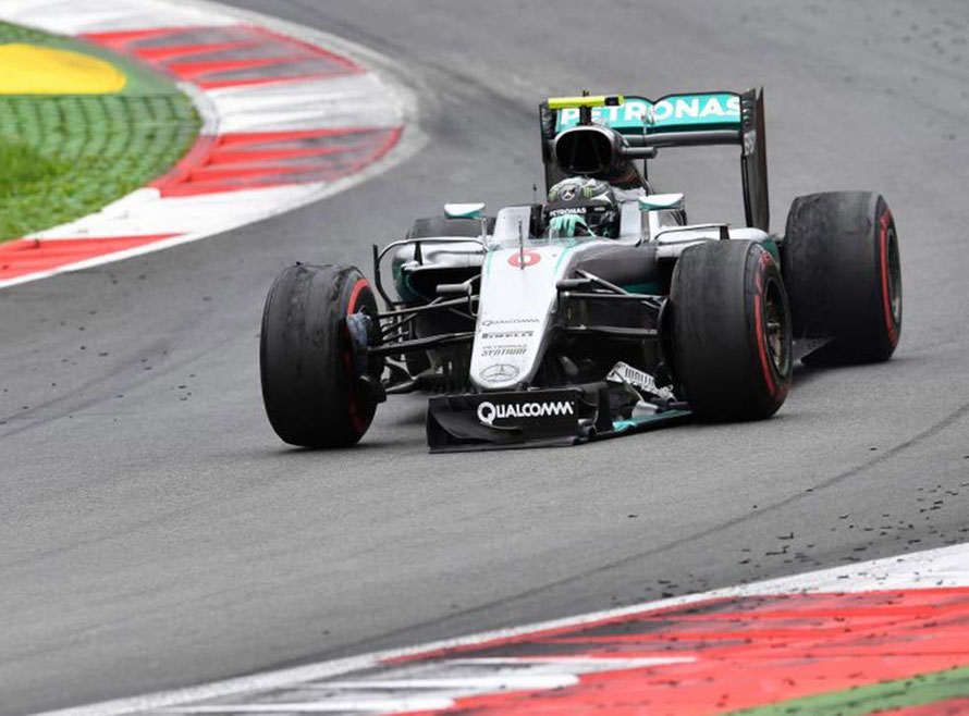 (Rosberg arriva sul traguardo con l’auto danneggiata dopo il contatto con Hamilton nel 2016)