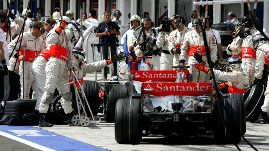 Il fattaccio del 2007, con Alonso che blocca Hamilton per impedirgli di compiere l’ultimo giro di qualifica
