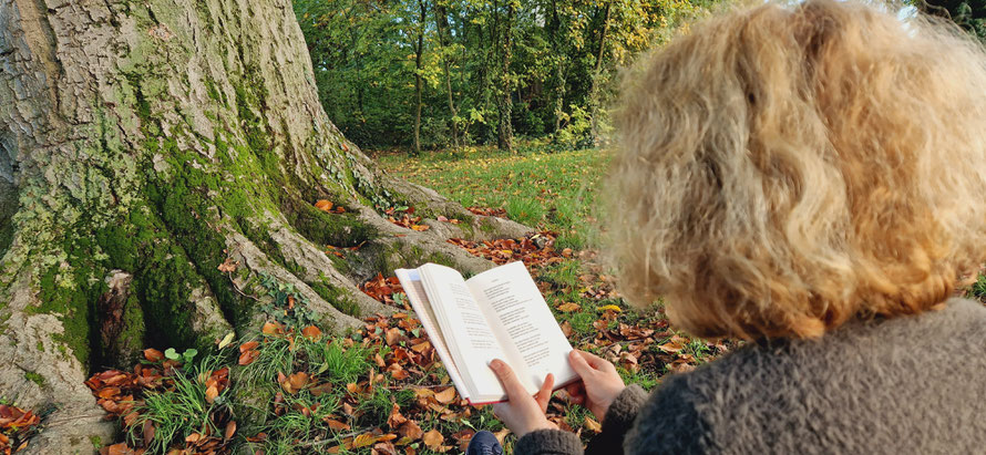 Als Baumvorleserin liest Autorin Florentne Hein dem Baum vor